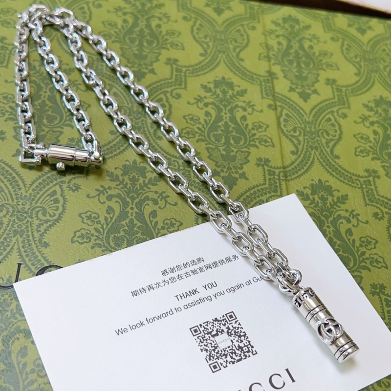 G*u*i necklaces